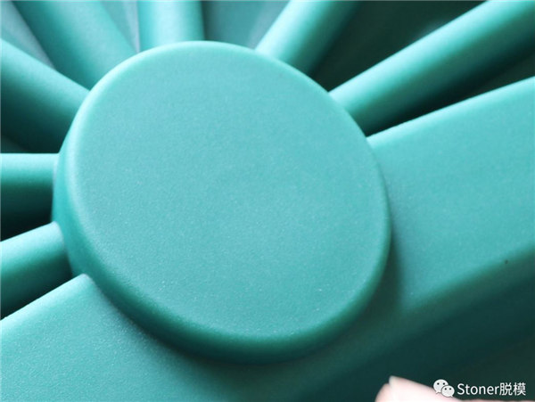 使用Stoner TraSys RotoFlow改善了產品質量，提供了沒有針孔的光滑表面！